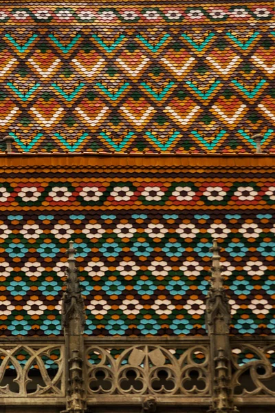 Detail van het dak. Matthias Church is een rooms-katholieke kerk in Boedapest, Hongarije — Stockfoto