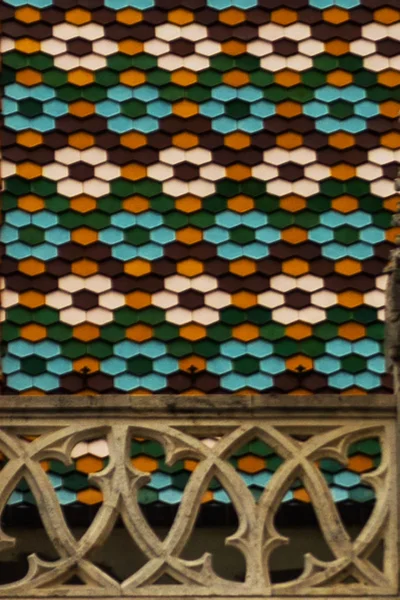 Detail van het dak. Matthias Church is een rooms-katholieke kerk in Boedapest, Hongarije — Stockfoto