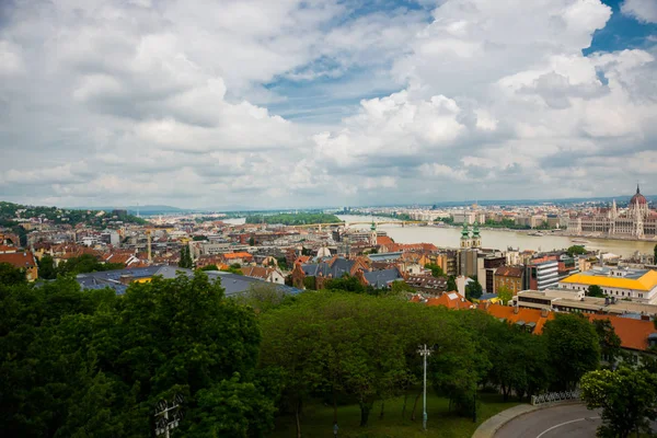 Budapest, Hungría: Hermosa vista superior de la ciudad y el río Danubio. Panorama del casco antiguo desde la colina . — Foto de Stock