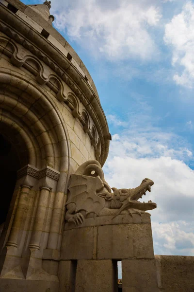 Budapest, Hongrie : Bastion des pêcheurs. La sculpture du dragon. Belle vue sur l'une des principales attractions de la vieille ville . — Photo
