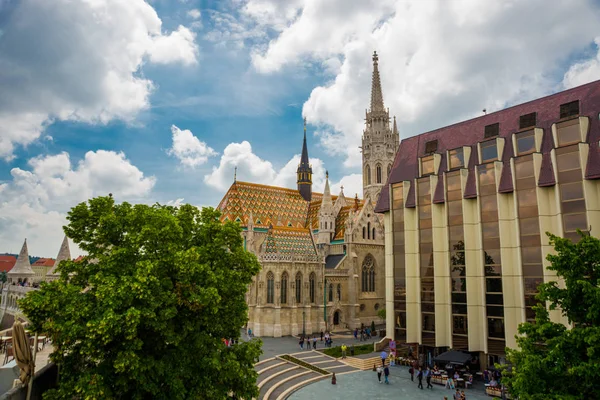 BUDAPEST, HUNGARY: Matthias Church is a Roman Catholic church located in Budapest, in front of the Fisherman's Bastion at the heart of Buda's Castle District — Stock Photo, Image