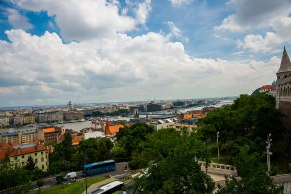 Budapest, ungarisch: schöner Blick von oben auf die Stadt und die Donau. Altstadtpanorama vom Hügel. — Stockfoto