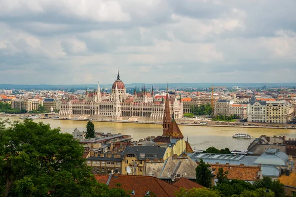 Budapest, Ungern: parlamentet av Budapest är placera av National församlingen av Ungern. Ligger längs floden Donau. — Stockfoto