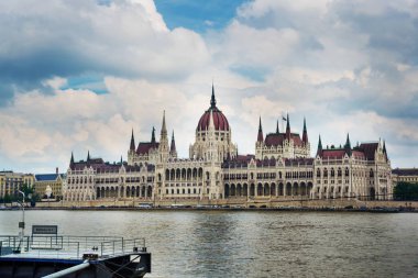 Budapeşte,Macaristan: Budapeşte Parlamentosu Macaristan Ulusal Meclisi'nin merkezidir. Tuna Nehri boyunca yer alır.