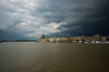 Budapeşte,Macaristan: Budapeşte Parlamentosu Macaristan Ulusal Meclisi'nin merkezidir. Tuna Nehri boyunca yer alır.