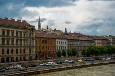 Budapeşte, Macaristan: Tuna Nehri üzerinde bir köprü ve eski kentin eski binaları ile güzel manzara.