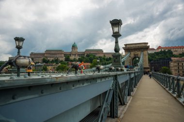 Güzel Budapeşte'de Muhteşem Zincir Köprü. Szechenyi Lanchid Macaristan'ın başkenti Buda ve Pest arasında Tuna Nehri kapsayan bir asma köprü.