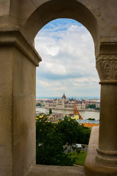 Budapest, ungarisch: das Parlament von budapest ist der Sitz der ungarischen Nationalversammlung. an der Donau gelegen. — Stockfoto