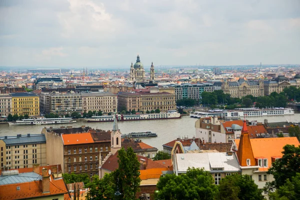 Budapeszt, Węgry: piękny krajobraz z mostem na Dunaju i stare budynki starego miasta. — Zdjęcie stockowe
