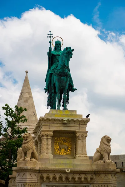 Budapest, Ungern: Fisherman Bastion och staty av Stephen I — Stockfoto