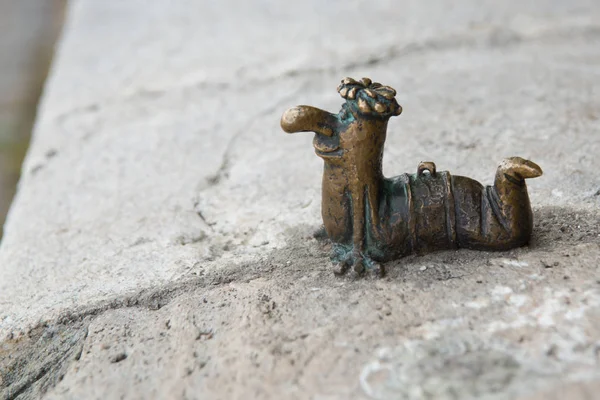 BUDAPEST, UNGHERIA: Mini figurina di un verme Fokukac dal cartone animato ungherese con vista sul lungomare del Danubio . — Foto Stock