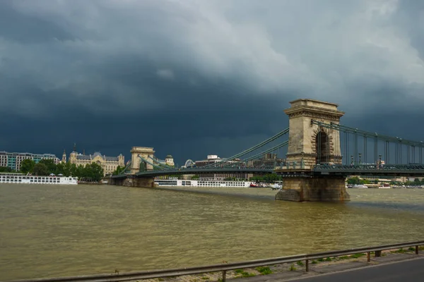 Magnifico Ponte delle Catene nella bellissima Budapest. Szechenyi Lanchid è un ponte sospeso che attraversa il fiume Danubio tra Buda e Pest, nella capitale dell'Ungheria . — Foto Stock