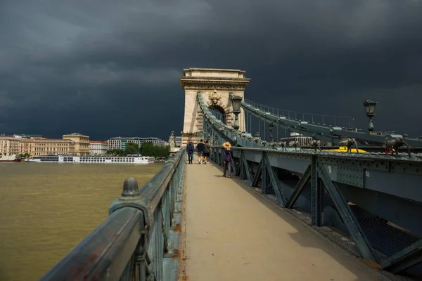 Prachtvolle Kettenbrücke im wunderschönen Budapest. szechenyi lanchid ist eine Hängebrücke, die die Donau zwischen Buda und Pest überspannt, in der Hauptstadt Ungarns. — Stockfoto