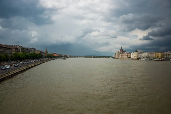 Budapeszt, Węgry: Parlament Budapesztu jest siedzibą Zgromadzenia Narodowego Węgier. Położony nad brzegiem Dunaju. — Zdjęcie stockowe