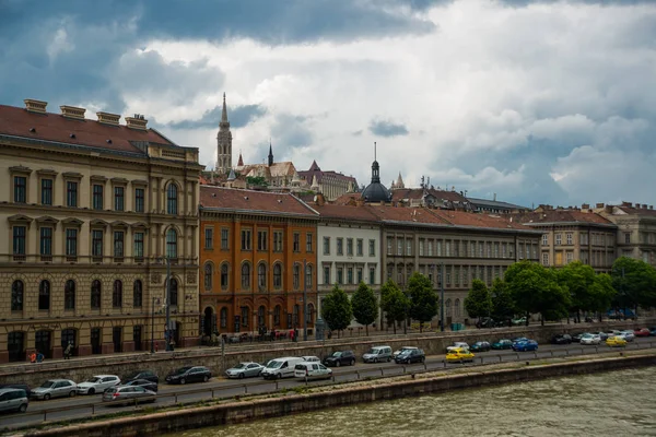 Budapeşte, Macaristan: Tuna Nehri üzerinde bir köprü ve eski kentin eski binaları ile güzel manzara.