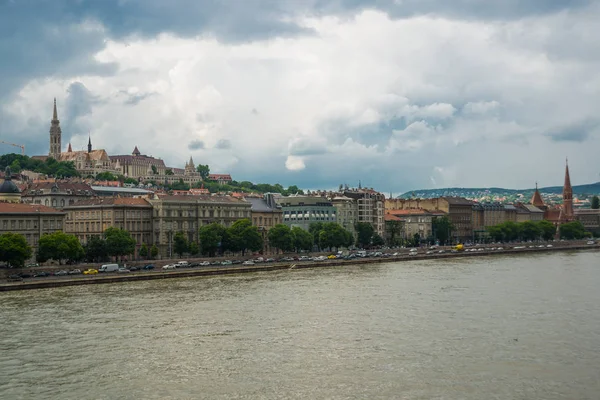 Budapest, ungarisch: St.-Mattheus-Kirche, Fischerbastion, calvinistische Kirche. Schöne Landschaft mit einer Brücke über die Donau und alten Gebäuden der Altstadt. — Stockfoto