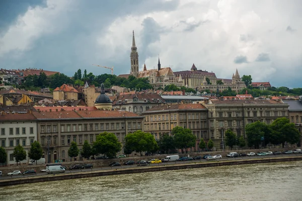 Budapeşte, Macaristan: Tuna Nehri üzerinde bir köprü ve eski kentin eski binaları ile güzel manzara.
