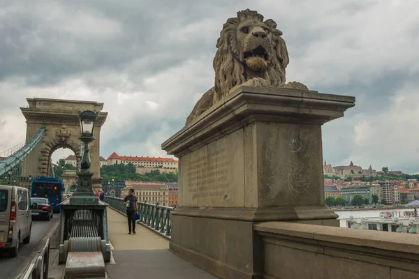 Prachtige Kettingbrug in het prachtige Boedapest. Szechenyi Lanchid is een hangbrug die de rivier de Donau overspant tussen Buda en Pest, in de hoofdstad van Hongarije. — Stockfoto