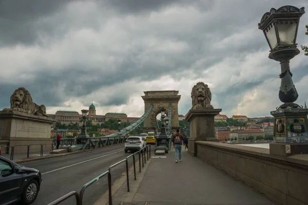 Prachtige Kettingbrug in het prachtige Boedapest. Szechenyi Lanchid is een hangbrug die de rivier de Donau overspant tussen Buda en Pest, in de hoofdstad van Hongarije. — Stockfoto