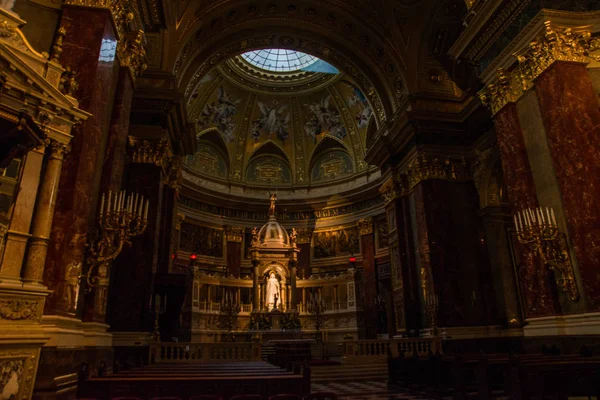Budapest, Hungría: Interior St Stephen 's Basilica in Budapest. Basílica católica en Budapest — Foto de Stock