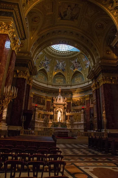 Budapest, Hungría: Interior St Stephen 's Basilica in Budapest. Basílica católica en Budapest — Foto de Stock