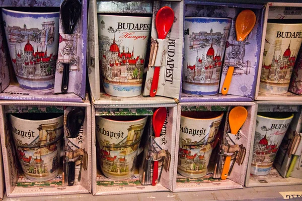 Βουδαπέστη, Ουγγαρία: μια όμορφη κούπα σουβενίρ με μια εικόνα της πόλης και αξιοθέατων πωλείται στην αγορά. — Φωτογραφία Αρχείου