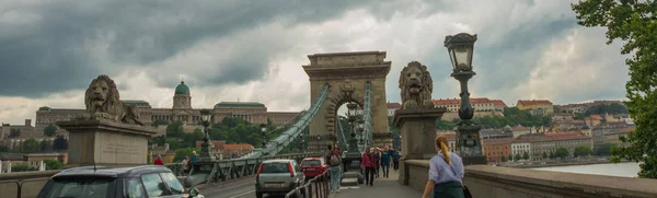 Magnifico Ponte delle Catene nella bellissima Budapest. Szechenyi Lanchid è un ponte sospeso che attraversa il fiume Danubio tra Buda e Pest, nella capitale dell'Ungheria . — Foto Stock