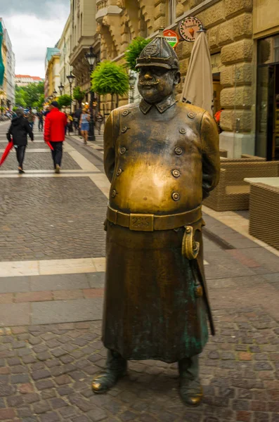 Budapest, Ungern: en staty av en polis som ligger längs Zrinyi Street. — Stockfoto