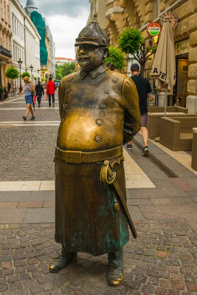 Budapest, Ungern: en staty av en polis som ligger längs Zrinyi Street. — Stockfoto