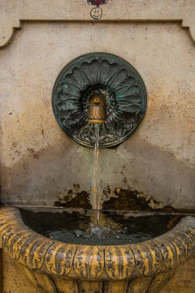 Budapest, ungarisch: ein Wasserhahn mit Trinkwasser auf dem historischen Platz von budapest — Stockfoto