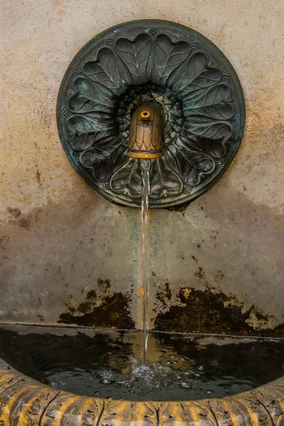 Budapest, Hungría: Un grifo con agua potable en la histórica plaza de Budapest — Foto de Stock