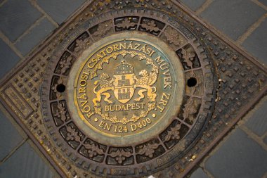 Budapeşte, Macaristan: süs ve dekor ile güzel Hatch, Budapeşte şehir merkezinde yolda Menhol kapağı