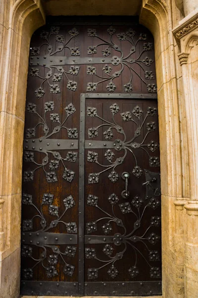 Budapest, ungarisch: schöne hölzerne Tür zum Gebäude im Zentrum der Altstadt budapest. — Stockfoto