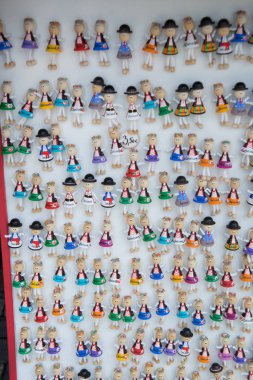 Bratislava, Slovakya: Bratislava 'dan Hatıra mıknatısları. Pazarda turistler için hediyeler ürünleri.