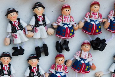 Bratislava, Slovakya: Bratislava 'dan Hatıra mıknatısları. Pazarda turistler için hediyeler ürünleri.