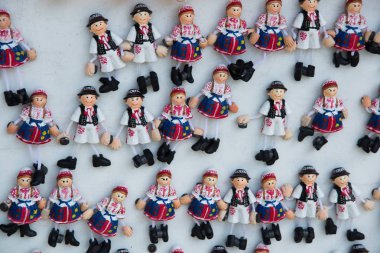 Bratislava, Slovakya: Bratislava 'dan Hatıra mıknatısları. Pazarda turistler için hediyeler ürünleri.