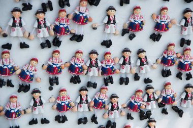 Bratislava, Slovakya: Bratislava 'dan Hatıra mıknatısları. Pazarda turistler için hediyeler ürünleri.