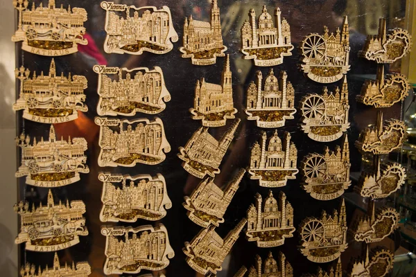 维也纳,奥地利:市场上为游客提供纪念品。内存上的磁铁. — 图库照片