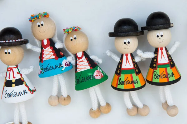 Bratislava, Slovakya: Bratislava 'dan Hatıra mıknatısları. Pazarda turistler için hediyeler ürünleri.