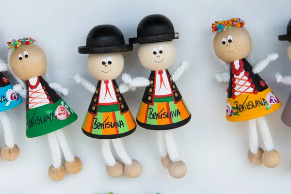 Bratislava, Slovakya: Bratislava 'dan Hatıra mıknatısları. Pazarda turistler için hediyeler ürünleri.