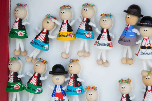 Bratislava, Slovakya: Bratislava 'dan Hatıra mıknatısları. Pazarda turistler için hediyeler ürünleri.