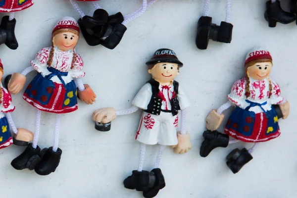 Bratislava, Slovakya: Bratislava 'dan Hatıra mıknatısları. Pazarda turistler için hediyeler ürünleri.