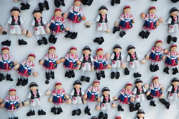 Bratislava, Slovakya: Bratislava 'dan Hatıra mıknatısları. Pazarda turistler için hediyeler ürünleri.