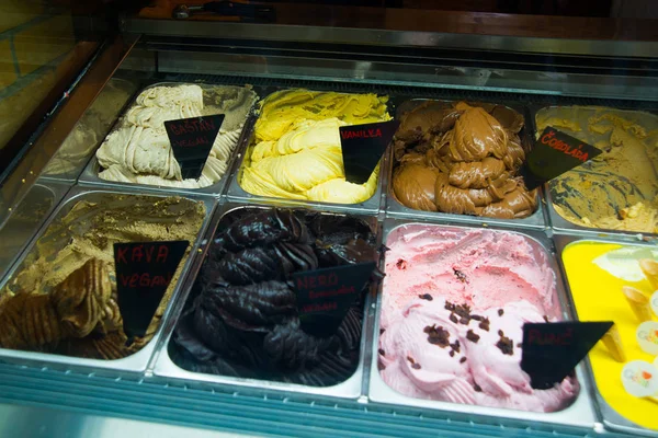 Classique italien gourmet gelato gelatto affichage de la crème glacée dans la boutique. Bratislava, Slovaquie — Photo