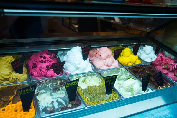 Klassieke Italiaanse gastronomische gelato gelatto Ice Cream weergeven in de winkel. Bratislava, Slowakije — Stockfoto