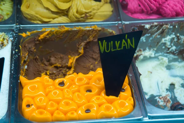 Classique italien gourmet gelato gelatto affichage de la crème glacée dans la boutique. Bratislava, Slovaquie — Photo