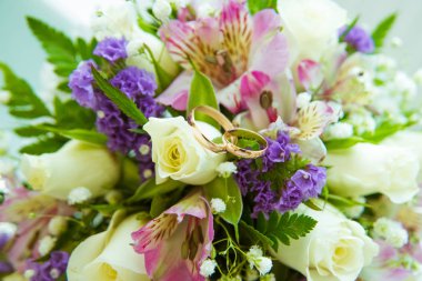 Beyaz gül ve gelin ve damat alyans güzel hassas düğün buketi.