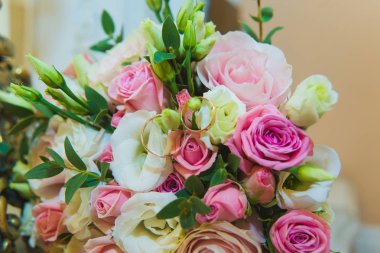 Beyaz ve pembe gül ve gelin ve damat alyans güzel hassas düğün buketi.
