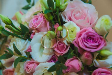 Beyaz ve pembe gül ve gelin ve damat alyans güzel hassas düğün buketi.