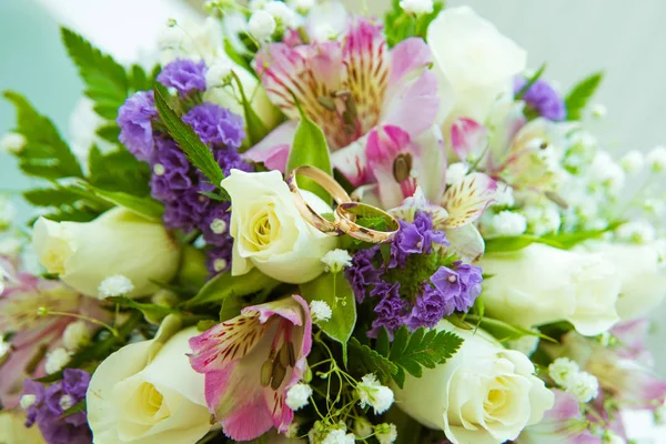 Hermoso ramo de boda delicado de rosas blancas y anillos de boda de la novia y el novio . —  Fotos de Stock